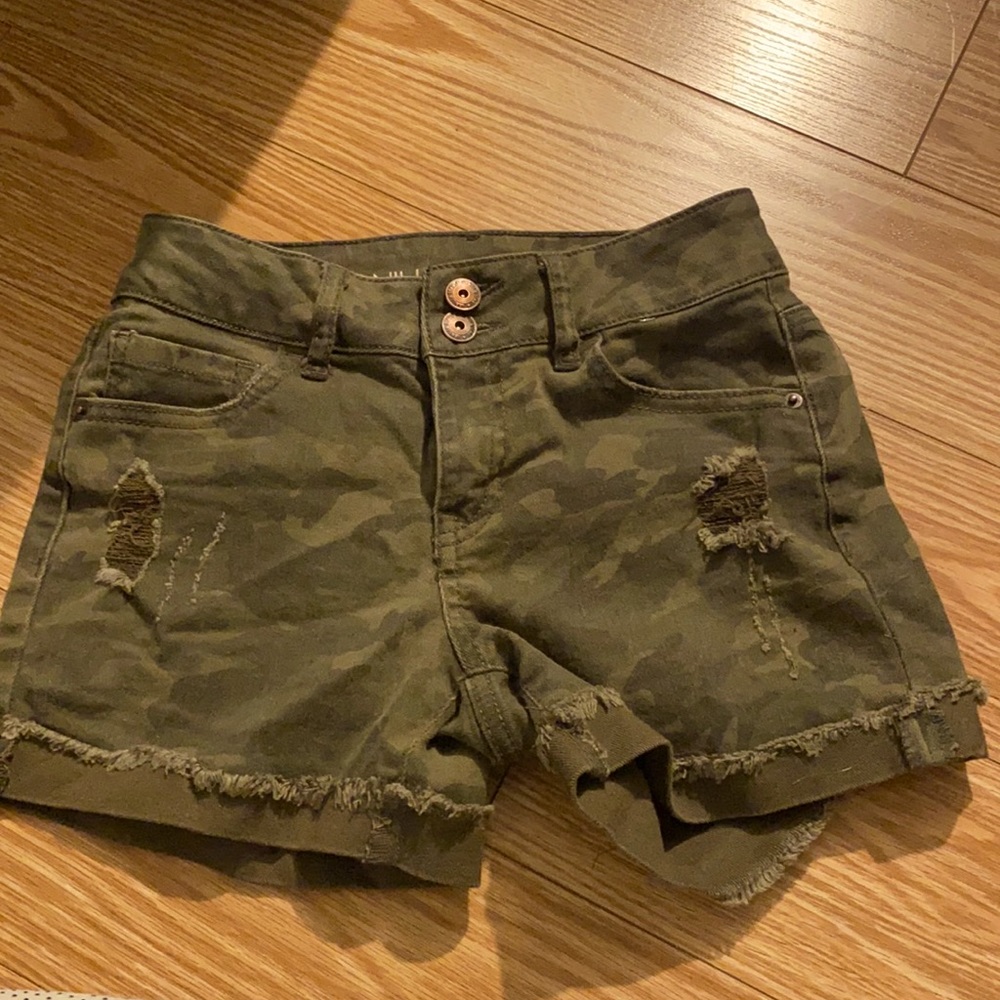 Ripped camo mid-rise shorts